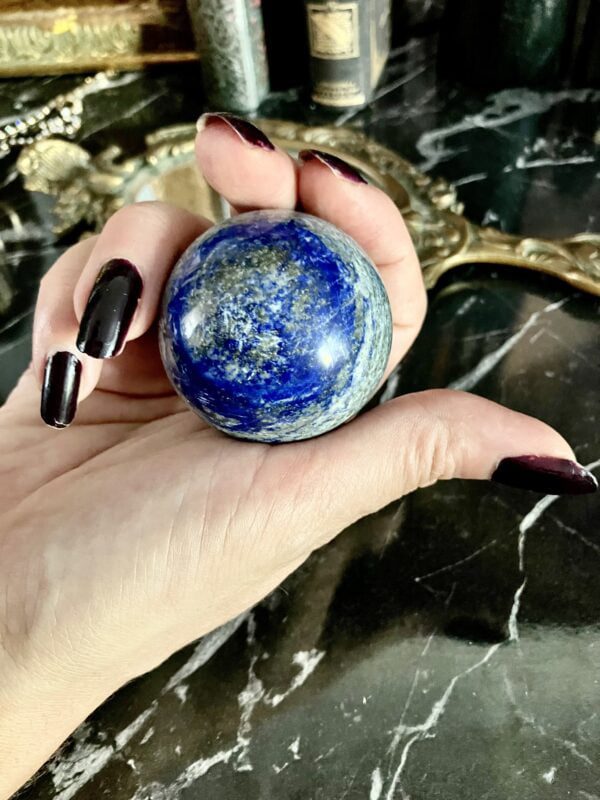 sphère de lapis lazuli