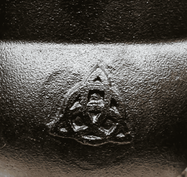 Chaudron de sorcière en fonte -  Triquetra symbol – Image 3