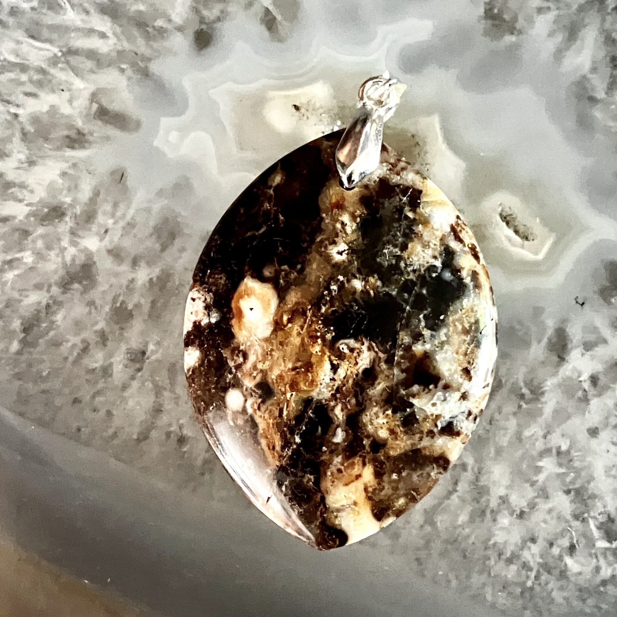 pendentif opale noire de madagascar